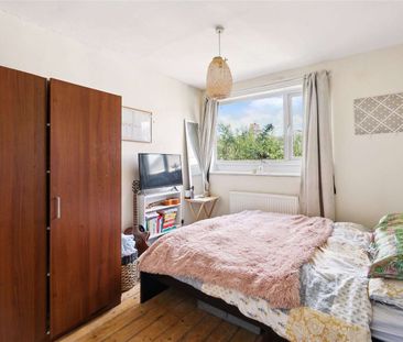 A well-presented three bedroom house, with a large garden - Photo 4