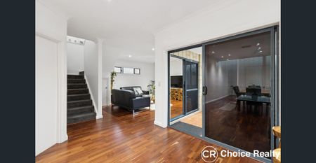 Well sought after property in central location - UNFURNISHED - Photo 4