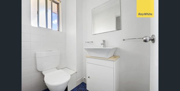 Stylish North-Facing Apartment in Prime Location - Photo 1