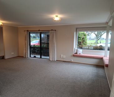 This fantastic family home offers a generous open-plan living on th... - Photo 2