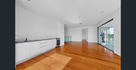 Waterfront Living in the Heart of Broadbeach Waters - Photo 4