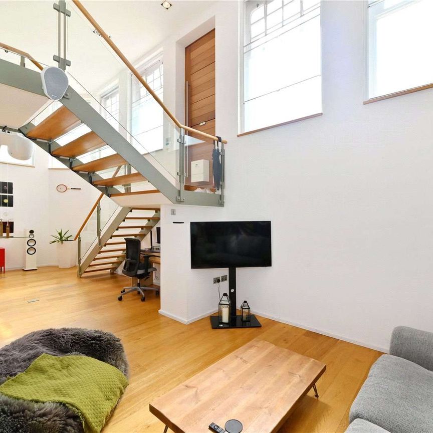 Experience a one-of-a-kind short-term rental in this stunning 4-bedroom home  a former pub transformed into a characterful and spacious residence. Brimming with period charm. - Photo 1