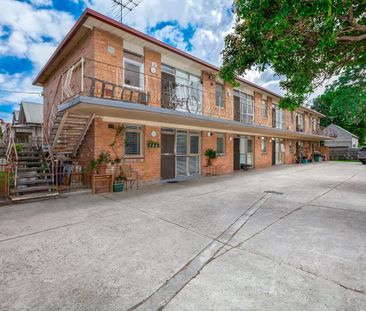 CHARMING RENOVATED APARTMENT IN THE HEART OF NORTHCOTE - Photo 2