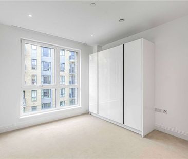 A luxury three bedroom apartment with riverside views. - Photo 4