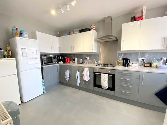 Elmshott Lane, Slough - Photo 1