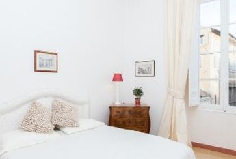 Center-Historic Jewish Quarter: Elegant apartment situated in beautiful Palazzo Nobiliare. Entrance, spacious living with original wood frescoed ceilings, large modern dining and kitchen, 4 bedrooms, 4 Baths, small terrace. #1527