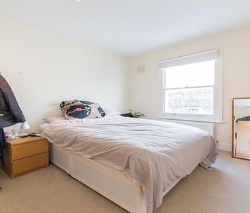 Beautiful three double bedroom flat set in a period conversion mins to tube - Photo 5