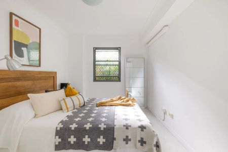 Fully furnished apartment with pool views in Glebe - Photo 5