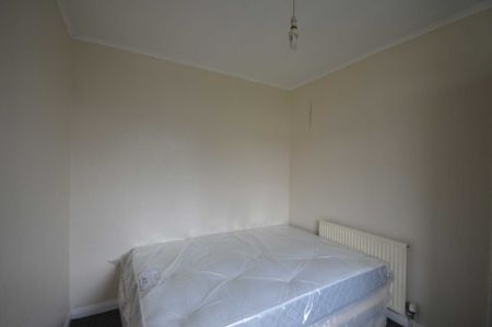 Grantham Garden, Marks Gate - Photo 2