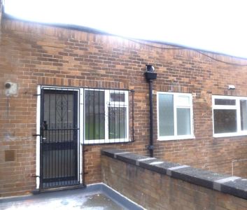 2 bedroom Flat in Whincover Drive, Leeds - Photo 2