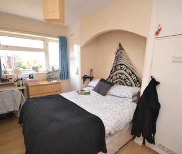 3 bed Flat for Rent - Photo 2