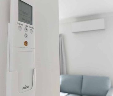 RENT REBATE FIRST 6 WEEKS AND 1 WEEK FREE RENT - Glenview Studio Unit! - Photo 2