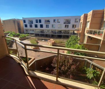 Spacious Two Bedroom Apartment - Photo 3