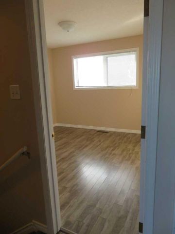 5524 49 Avenue 3 Lloydminster, SK S9V 0V4 - Photo 3