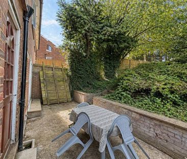 4 bedroom semi-detached house to rent - Photo 2
