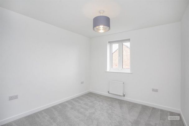 4 bed House - Semi-Detached To Let - Photo 1