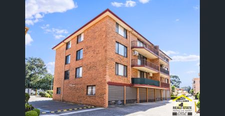 "Neat Riverpark Drive Unit" - Photo 4