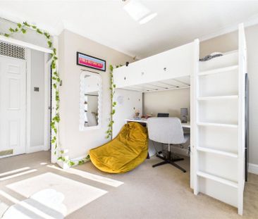 4 bedroom House in Albany Park Drive, Wokingham - Photo 5