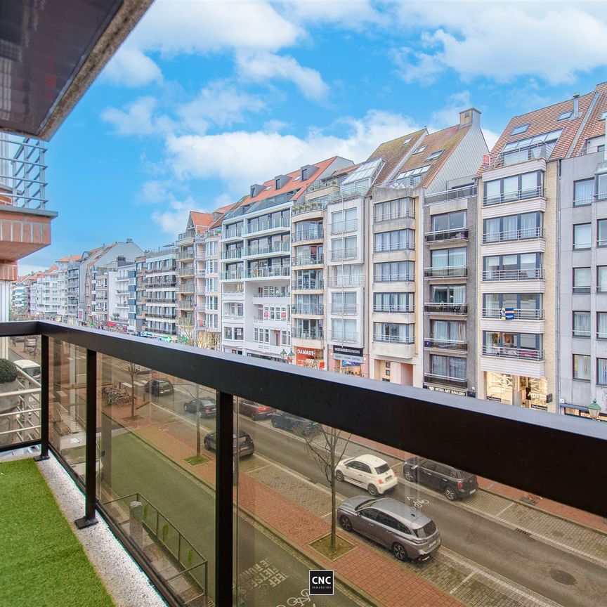 Gemeubeld appartement met 2 slaapkamers in het centrum van Knokke. Met autostandplaats in het gebouw. - Photo 1