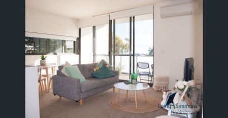 Bright & Sunny Apartment - Photo 2