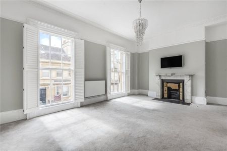 Wonderful Georgian Townhouse in Bath City Centre situated just off Queen Square with the benefit of a garden and an off street parking space. - Photo 2