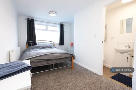1 bedroom in a house share to rent - Photo 5