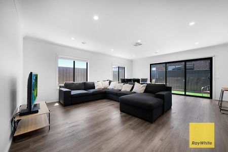 Elegant 4-Bedroom Home Designed for Comfort and Convenience - Photo 4