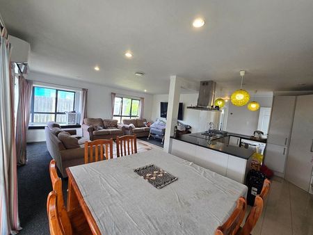 3 Bed Home+4th room+fully fenced +Secure Backyard - Photo 3