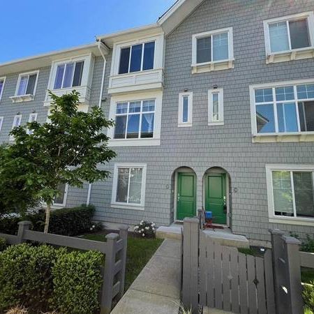 4 Beds & 3.5 Bath Townhouse in the Urban Core of Newton, Surrey! - Photo 4