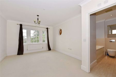 Well presented, four bedroom / three bathroom town house in a desirable location to the West of Marlow High Street. - Photo 4