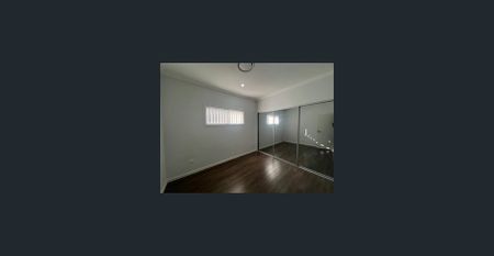 5 Bedroom "Mansion" ! - Photo 5