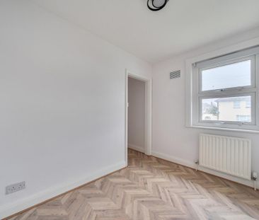 4 bedroom end of terrace house to rent - Photo 3