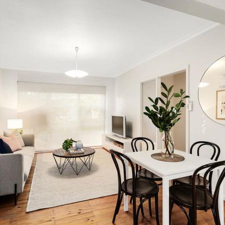 A Private Villa Retreat with Sunny Courtyard Charm - Photo 5