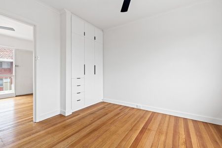 LIGHT AND WELL PRESENTED 1 BEDROOM UNIT - Photo 2