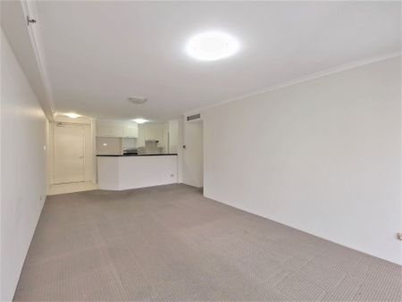 Unfurnished 2 bedroom plus car space for rent in the heart of CBD! - Photo 4