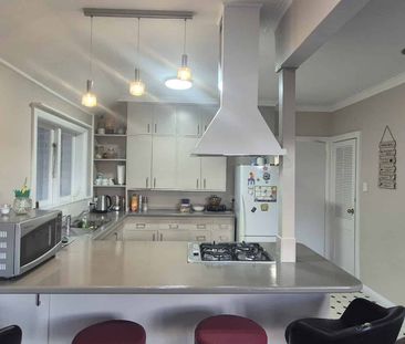 3 Bedroom double bathroom Centralised heat/cool - Photo 5