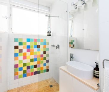 Fully Furnished Sun-Bathed Studio With Uninterrupted Harbour & Brid... - Photo 6