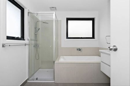 3 bedroom townhouse - modern living in Pascoe Vale! - Photo 2