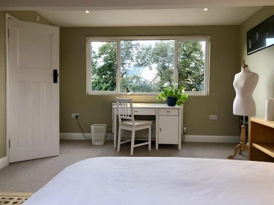 Large peaceful ensuite attic room with kingsize Loaf bed - Photo 1