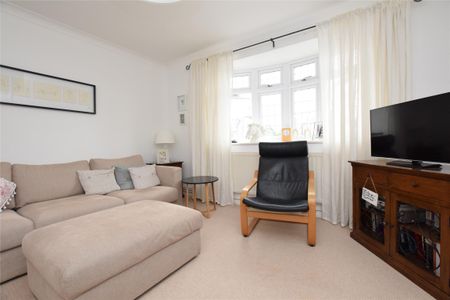 Station Road, Gidea Park, Romford, RM2 - Photo 4