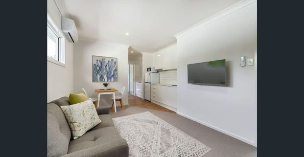 FULLY FURNISHED, DESIGNER APARTMENT IN MANLY WEST - Photo 1