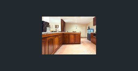 LARGE FAMILY HOME WITH A POOL! - Photo 4