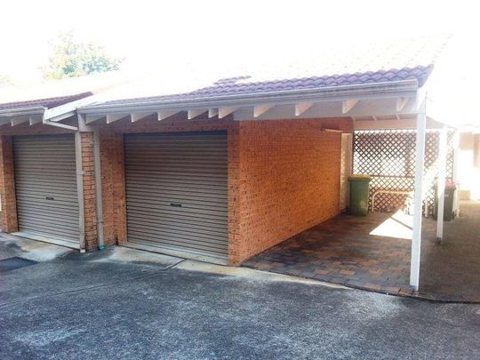 Town House with a Difference - Spacious Tri-Level + uninterrupted views! - Photo 1