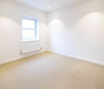 3 bedroom end of terrace house to rent - Photo 2