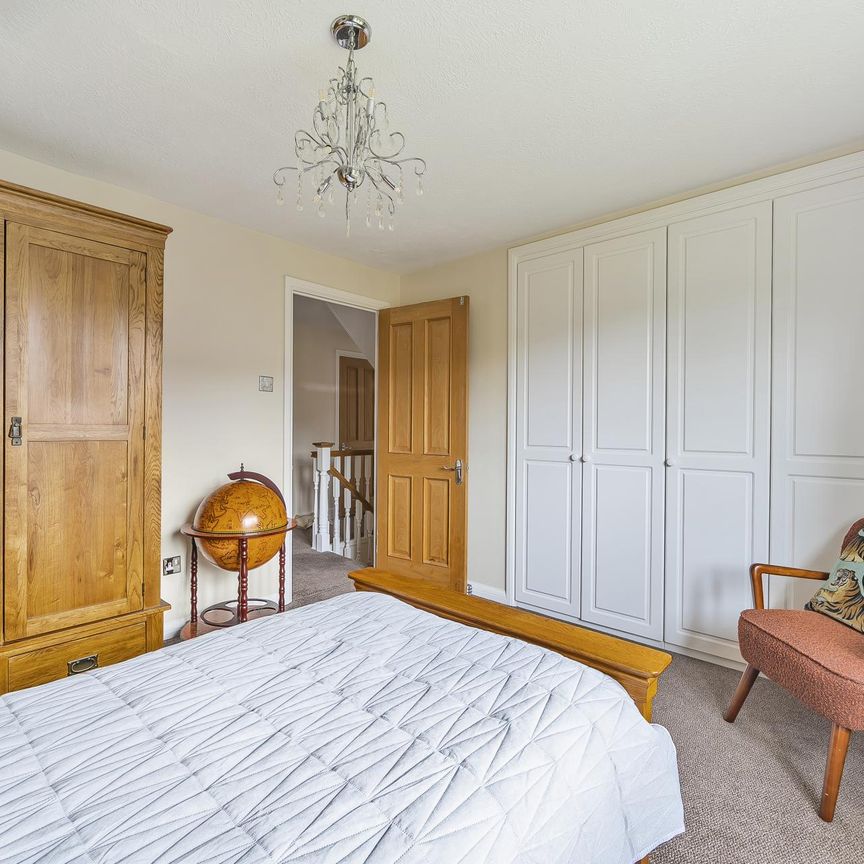 Detached House to rent with 7 bedrooms, Heathcote, Tadworth Park - Photo 1