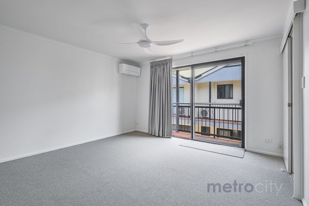 Beautifully Updated Townhouse Moments from Oxford Street!! - Photo 1