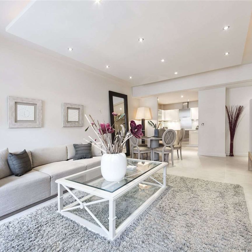 An exceptional two bedroom located close to Harrods with air conditioning and 24 hour porter. - Photo 1