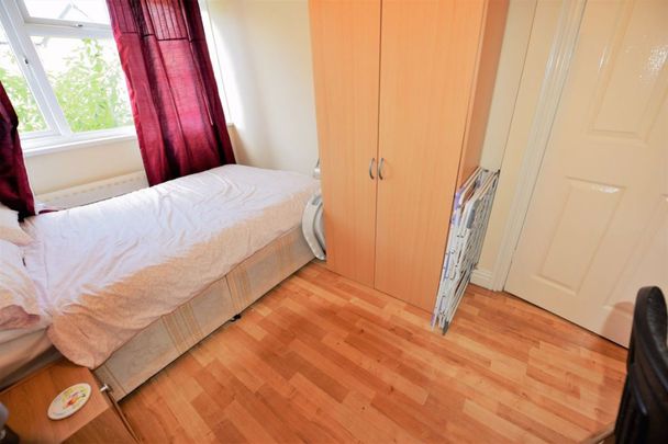 2 bedroom Flat in Ash Grove, Leeds - Photo 1