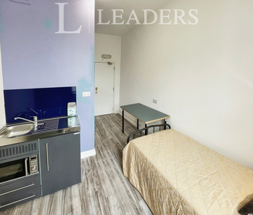 studio to rent 79-81 West Street, Brighton, BN1 - Photo 2