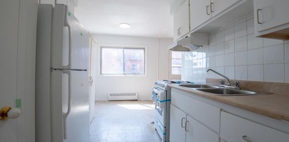 2 Beds 1 Bath - 575 32e Avenue, Lachine - Photo 2